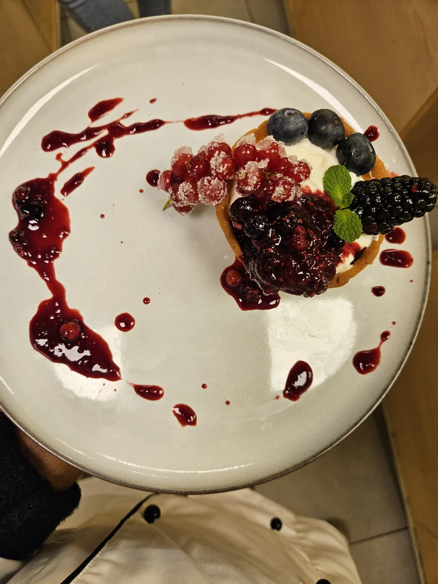 Dolce con frutti di bosco su piatto chiaro