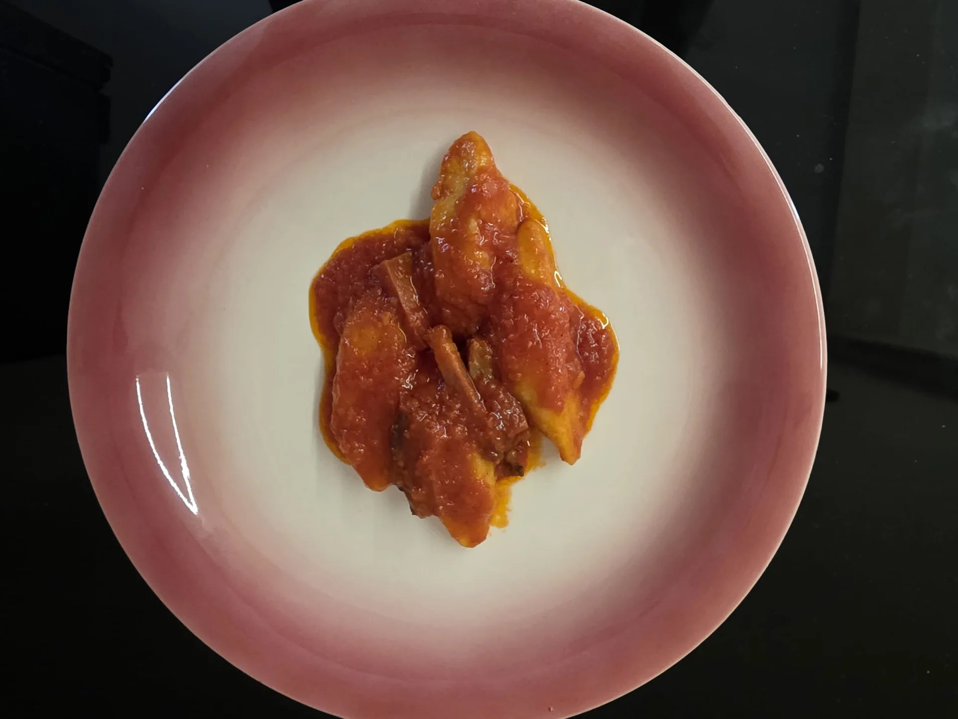 Pasta ripiena al pomodoro su piatto rosa
